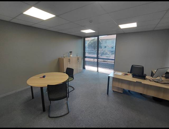 1,332M² OFFICE TO LET IN VORNA VALLEY